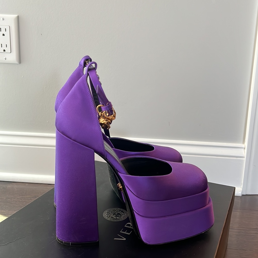 Beautiful Versace platform pumps 39 sold out - Picture 3 of 5